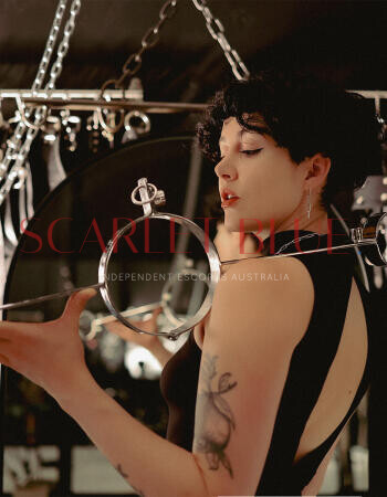 Mistress Estelle Leon - BDSM / fetish provider Melbourne